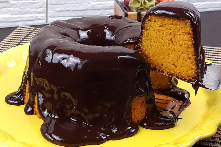 Bolo de Cenoura com Cobertura de Chocolate